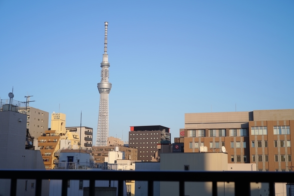 朝日が差し込む、広いお部屋に広いベッドの個室